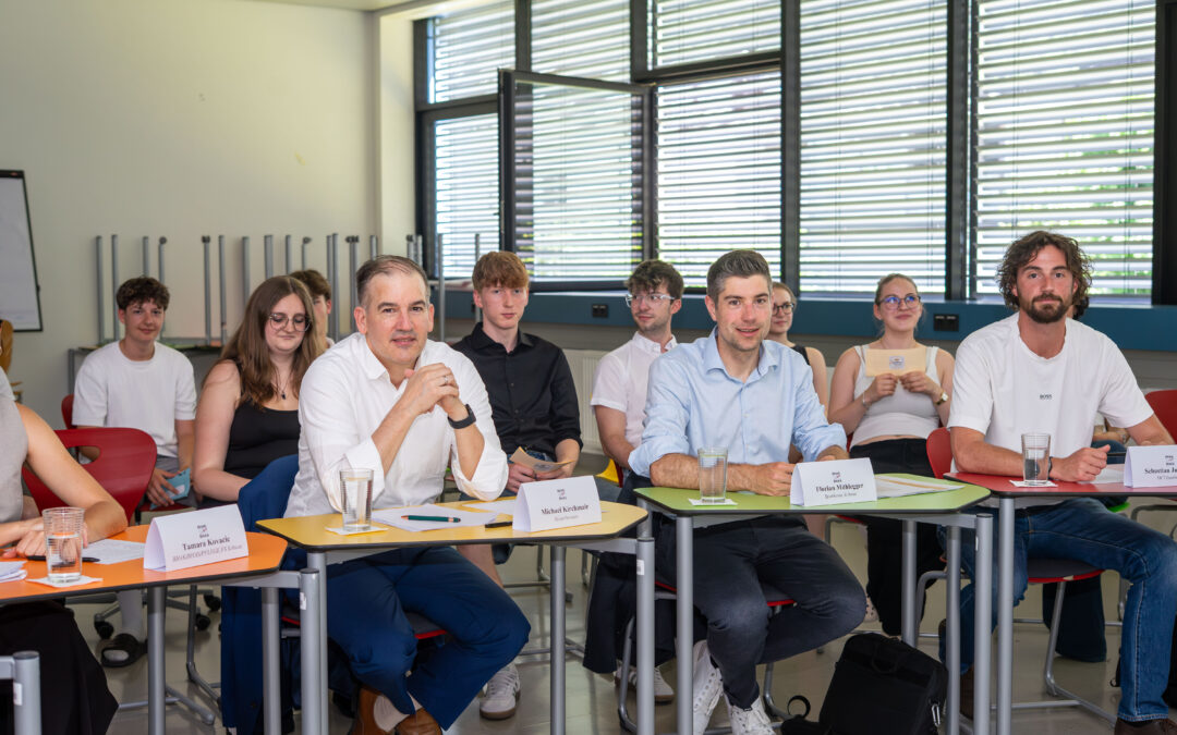 Junge Unternehmerinnen und Unternehmer präsentieren ihre Ideen